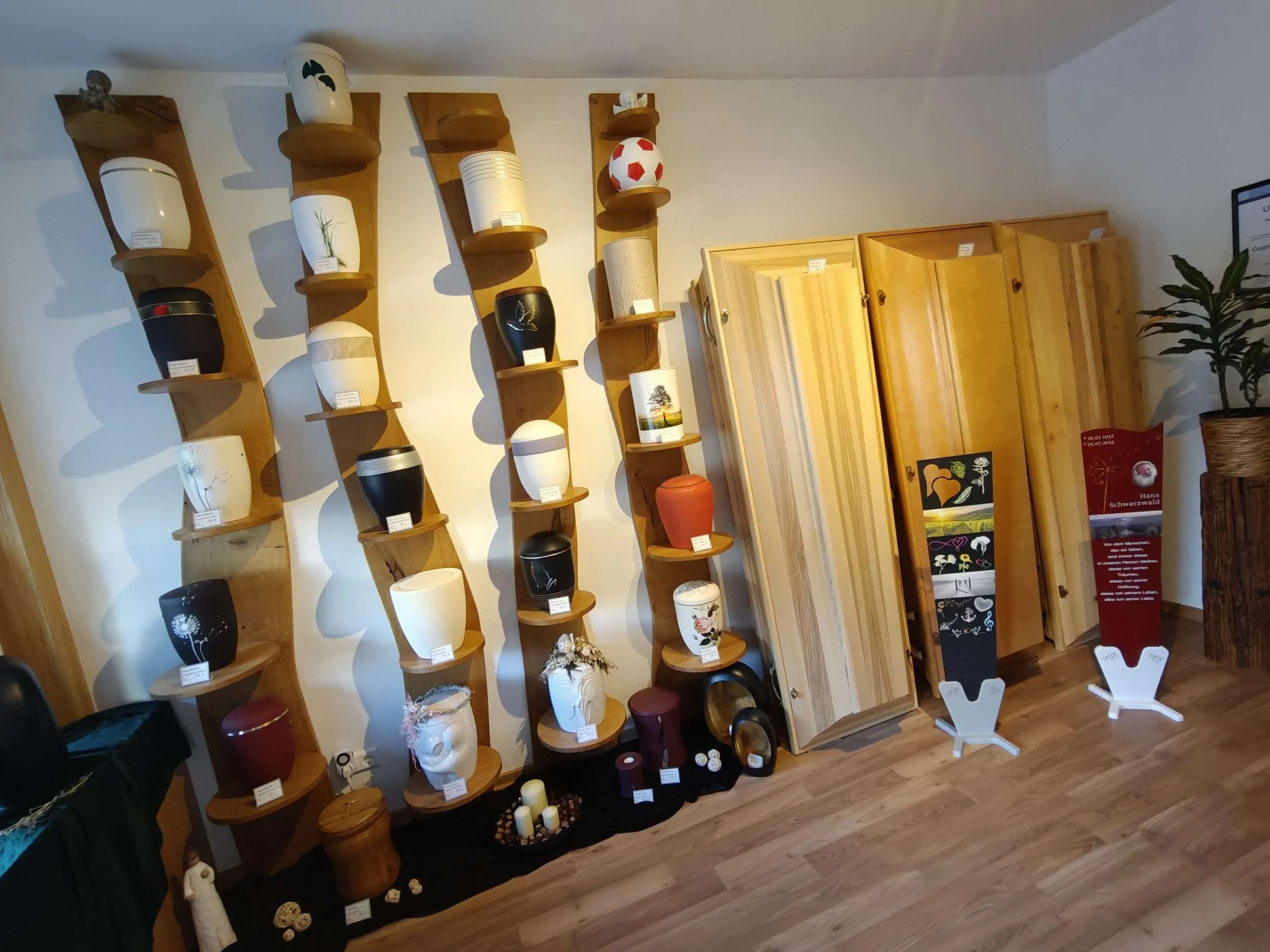 Ausstellung mit Urnen und Särgen in der Filiale Ilshofen